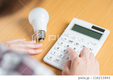 電気代を計算する人 116213943