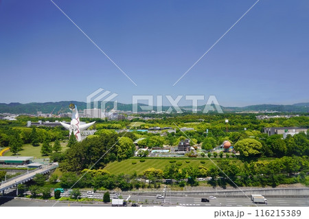 大阪　吹田　観覧車から見た万博公園（中央部と東部）（北方向、初夏） 116215389