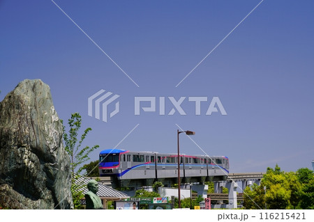 大阪　吹田　万博記念公園　大阪モノレール（中央口通路門付近）（初夏） 116215421