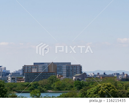大阪　淀川　ワンドと飛行機と病院（赤川地区から）（初夏） 116215435