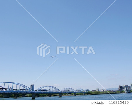 大阪　淀川　淀川水管橋と飛行機（長柄地区）（初夏） 116215439