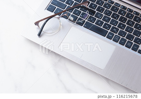 ノートパソコンでデスクワークをしているイメージ 116215678
