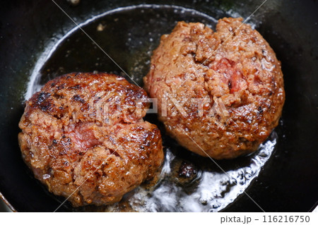 フライパンで焼いたハンバーグ 116216750
