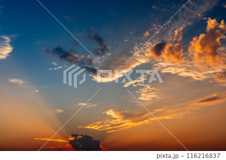 夏　夕焼けの光芒　山に沈む夕日　空のみ 116216837