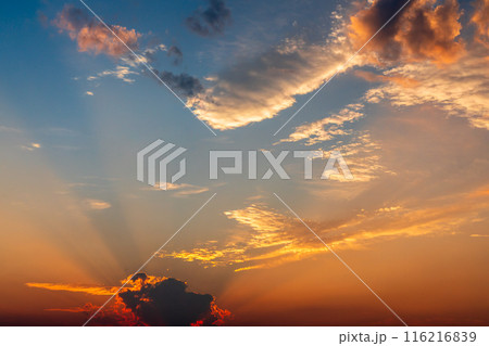 夏 夕焼けの光芒 山に沈む夕日 空のみ 夏 夕焼けの光芒 山に沈む夕日 空のみ 116216839