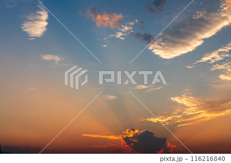 夏 夕焼けの光芒 山に沈む夕日 空のみ 夏 夕焼けの光芒 山に沈む夕日 空のみ 116216840