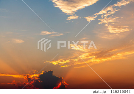 夏　夕焼けの光芒　山に沈む夕日　空のみ 116216842