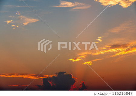 夏　夕焼けの光芒　山に沈む夕日　空のみ 116216847