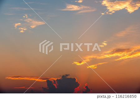 夏 夕焼けの光芒 山に沈む夕日 空のみ 夏 夕焼けの光芒 山に沈む夕日 空のみ 116216850
