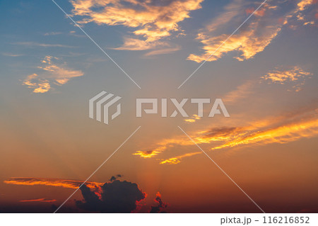 夏 夕焼けの光芒 山に沈む夕日 空のみ 夏 夕焼けの光芒 山に沈む夕日 空のみ 116216852