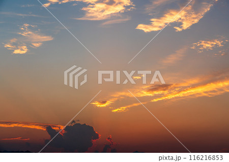 夏　夕焼けの光芒　山に沈む夕日　空のみ 116216853