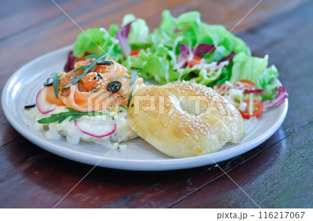 smoke salmon bagel, salmon bagel with salad smoke salmon bagel, salmon bagel with salad 116217067