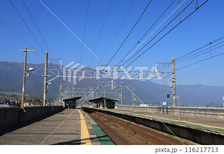 湖西線和邇駅のホームと青空 116217713
