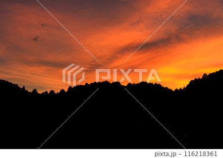 2024年夏布目ダム夕景 シルエットになった対岸の山と美しい夕焼け 2024年夏布目ダム夕景 シルエットになった対岸の山と美しい夕焼け 116218361
