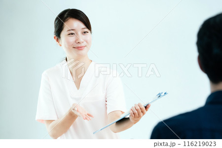 患者と話す看護師の女性 患者と話す看護師の女性 116219023
