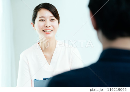 患者と話す看護師の女性 116219063