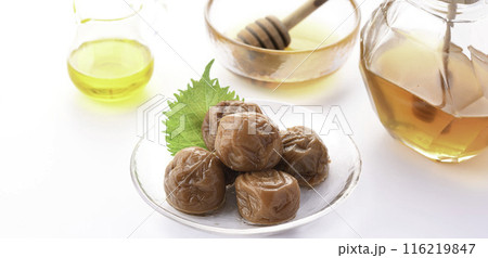 紀州南高梅 はちみつ漬け （ はちみつ梅干し ）白背景 116219847