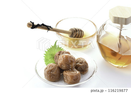 紀州南高梅 はちみつ漬け （ はちみつ梅干し ）白背景 116219877