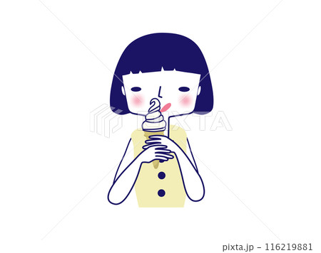 バニラソフトクリームを食べる女の子 116219881