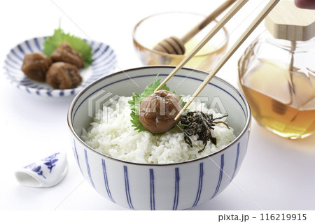 紀州南高梅 はちみつ漬け （ はちみつ梅干し ）白背景 116219915