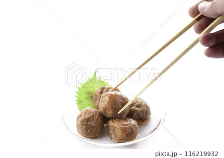 紀州南高梅 はちみつ漬け （ はちみつ梅干し ）白背景 116219932