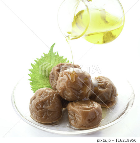 紀州南高梅 はちみつ漬け ( はちみつ梅干し )白背景 紀州南高梅 はちみつ漬け ( はちみつ梅干し )白背景 116219950