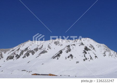 5月上旬の立山黒部アルペンルート 立山室堂平から立山本峰の眺め 5月上旬の立山黒部アルペンルート 立山室堂平から立山本峰の眺め 116222247
