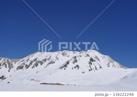 5月上旬の立山黒部アルペンルート 立山室堂平から立山本峰の眺め 5月上旬の立山黒部アルペンルート 立山室堂平から立山本峰の眺め 116222248