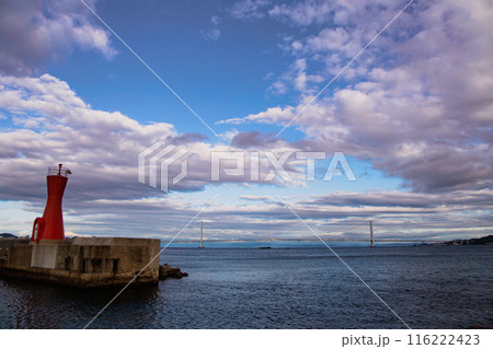 明石大橋と赤灯台 116222423