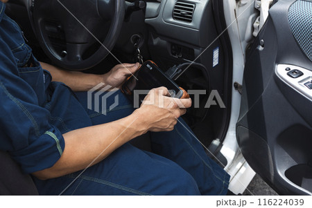 車の診断機を使う自動車整備士さん 車の診断機を使う自動車整備士さん 116224039