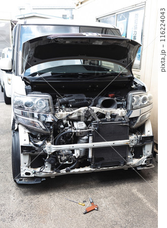 整備工場で修理する車 整備工場で修理する車 116224043
