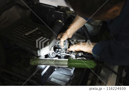 車を修理する自動車整備士 車を修理する自動車整備士 116224930