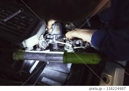 車を修理する自動車整備士 116224987