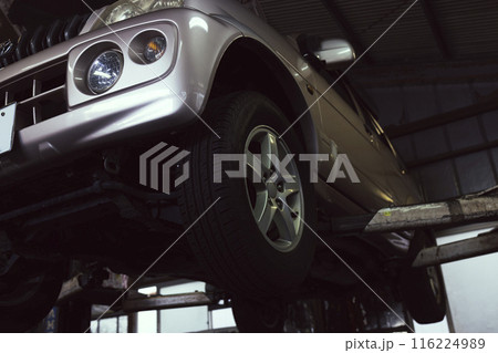 整備工場で修理する車 整備工場で修理する車 116224989