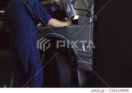 車を修理する自動車整備士 116224998