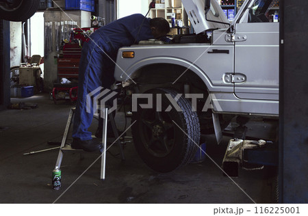 車を修理する自動車整備士 車を修理する自動車整備士 116225001