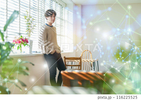 おしゃれな部屋に暮らす男性 116225525