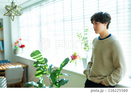 おしゃれな部屋に暮らす男性 おしゃれな部屋に暮らす男性 116225560