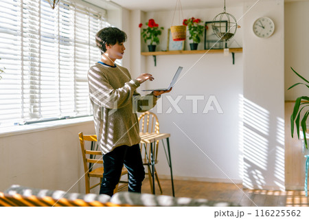 パソコンをする男性 116225562