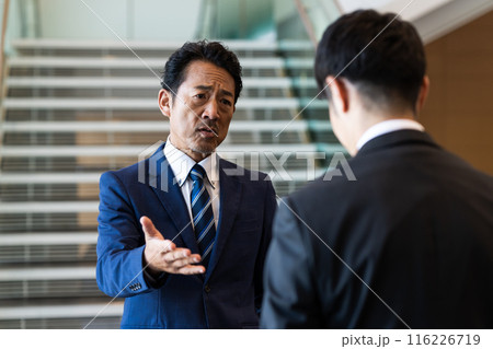 怒る役員 116226719