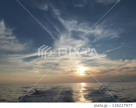 幻想的な空と海　船からの景色 116227977