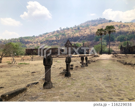 ラオスの世界遺産「ワット・プー」リンガの参道 ラオスの世界遺産「ワット・プー」リンガの参道 116229038