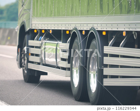 高速道路を走行する大型トラックのタイヤ（後輪） 116229344