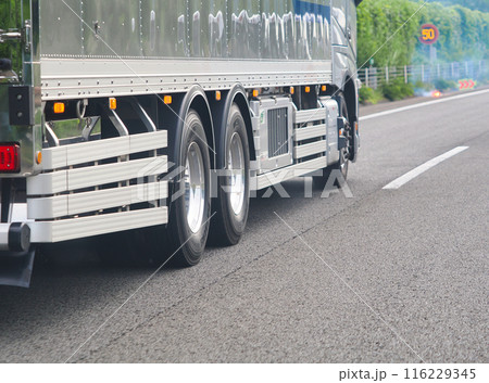 高速道路を走行する大型トラックのタイヤ（後輪） 116229345