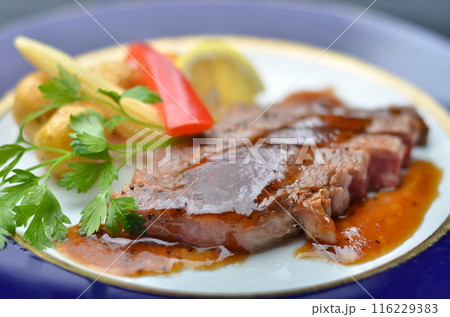 特選ステーキと彩り豊かなガーニッシュで楽しむ一皿 特選ステーキと彩り豊かなガーニッシュで楽しむ一皿 116229383