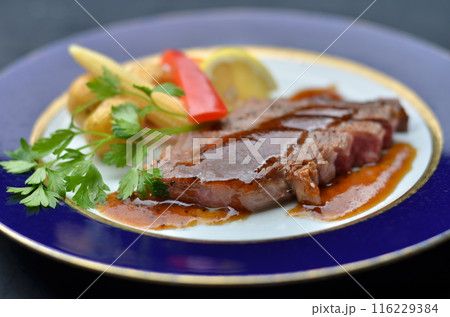 ジューシーなローストビーフと季節の野菜添え ジューシーなローストビーフと季節の野菜添え 116229384