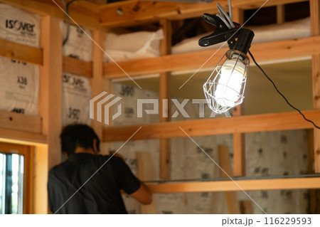 新築住宅の建築現場で働く大工さん 116229593