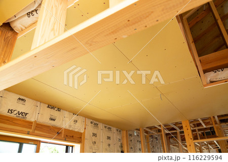 新築住宅の建築現場の天井 116229594