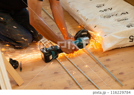 新築住宅の建築現場で働く大工さん 116229784