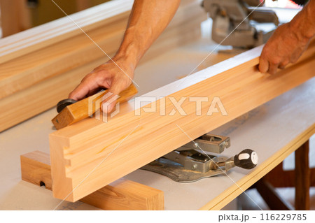 新築住宅の建築現場で働く大工さん（カンナがけ） 116229785